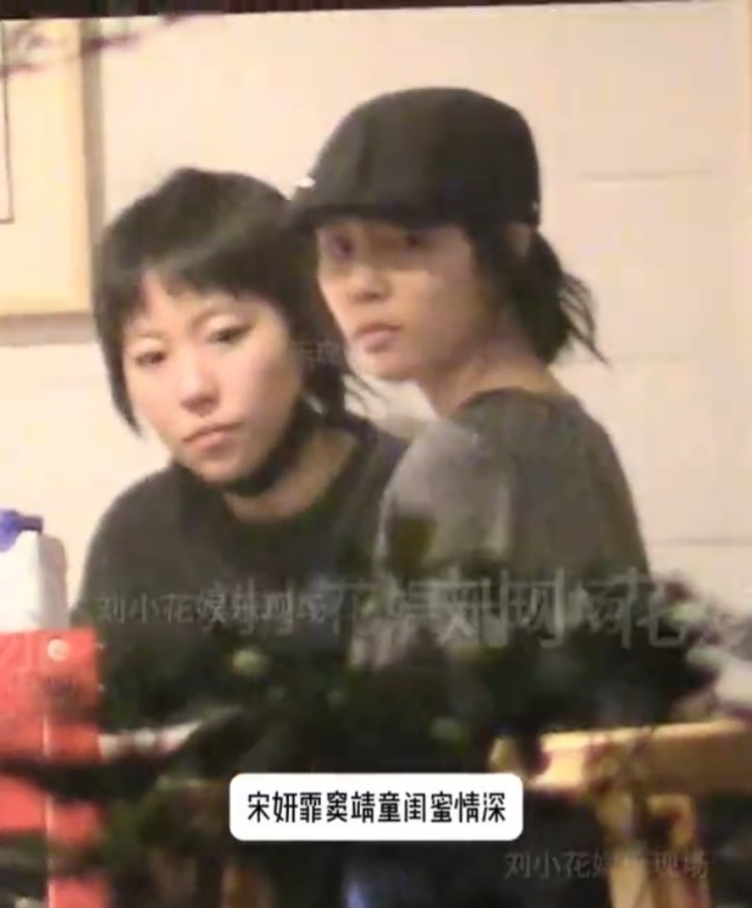 竇靖童與宋妍霏深夜約會的影片在微博上瘋傳,兩人拖手的親密模樣引爆內地網民熱議。(「劉小花娛樂現場」微博影片截圖) 竇靖童與宋妍霏深夜約會的影片在微博上瘋傳,兩人拖手的親密模樣引爆內地網民熱議。(「劉小花娛樂現場」微博影片截圖)