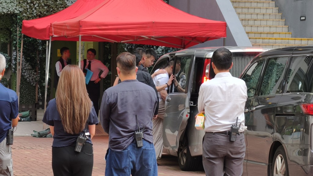 警方帶其中一名疑犯到宿舍調查。徐裕民攝 警方帶其中一名疑犯到宿舍調查。徐裕民攝
