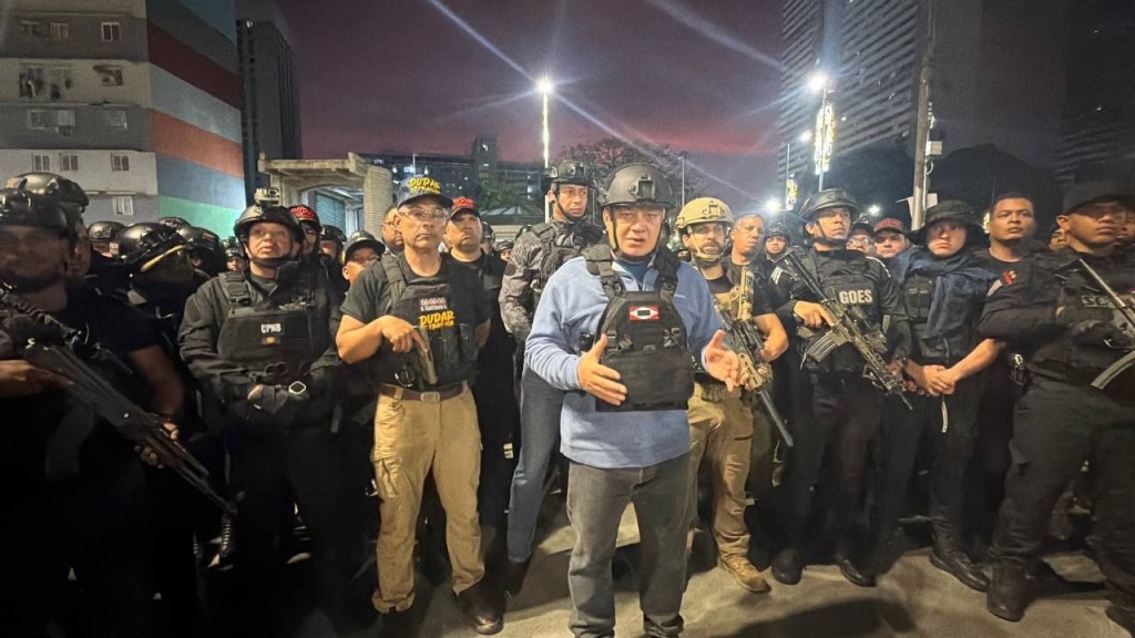 委内瑞拉内政部长卡韦略走上街头,呼吁民众冷静。 网上图片 委内瑞拉内政部长卡韦略走上街头,呼吁民众冷静。 网上图片