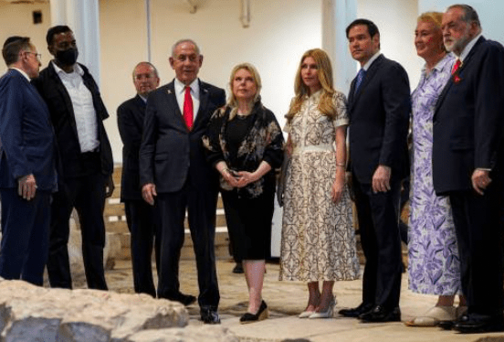 2025年9月，美國務卿盧比奧訪問以色列，薩拉陪同丈夫內塔尼亞胡出席接待。