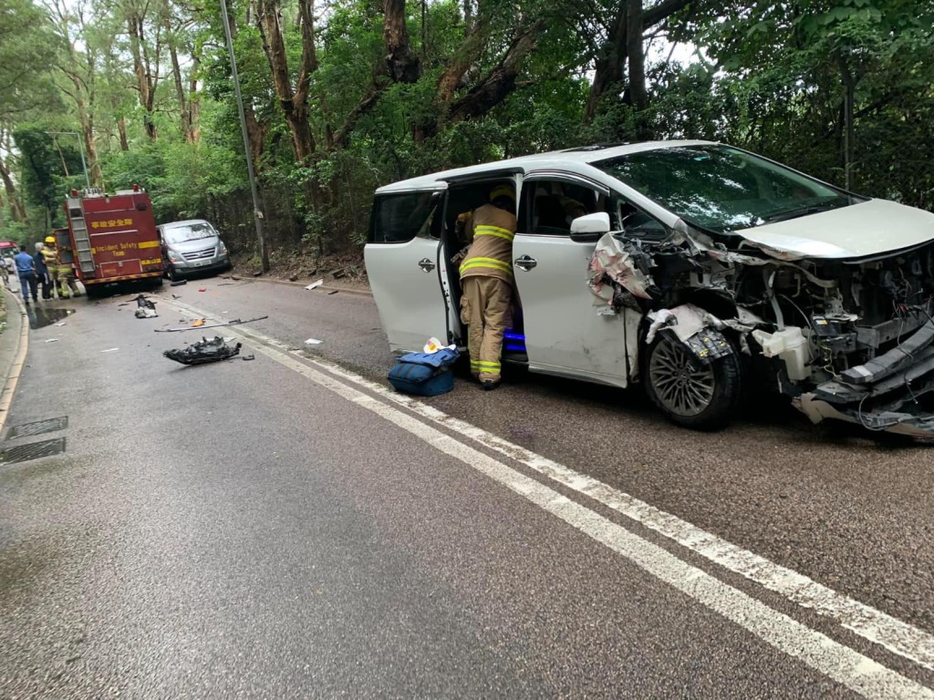 粉錦公路發生三車相撞意外。網上圖片