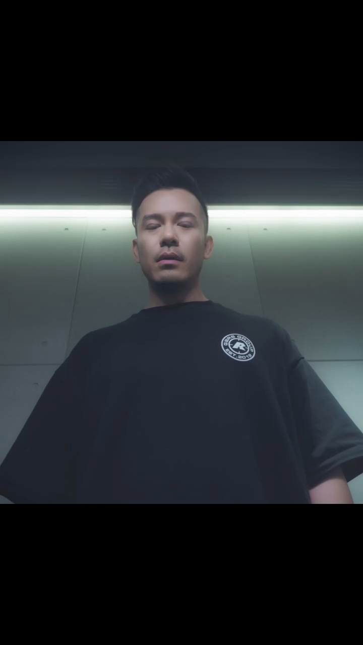 沈震軒試過拍片舔廁所板。 沈震軒試過拍片舔廁所板。