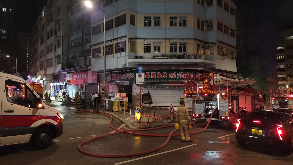 黃大仙環鳳街地下一間生果舖發生火警。