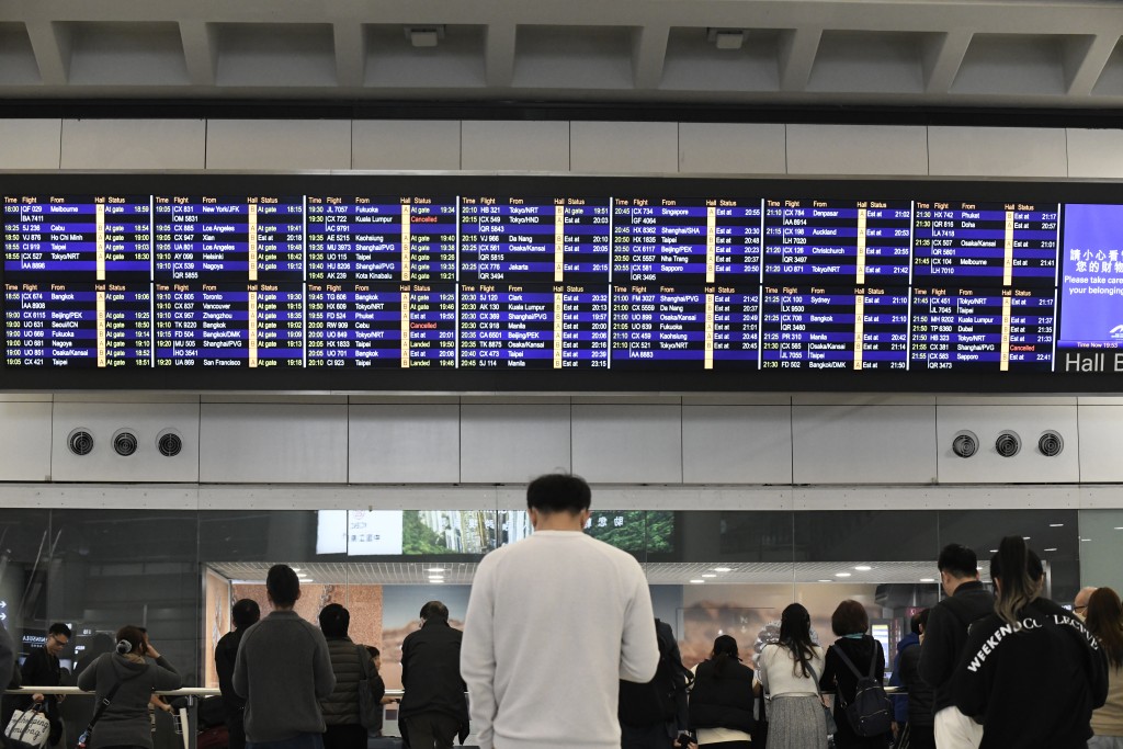 国泰多番取消航班，乘客甚感无奈。何君健摄