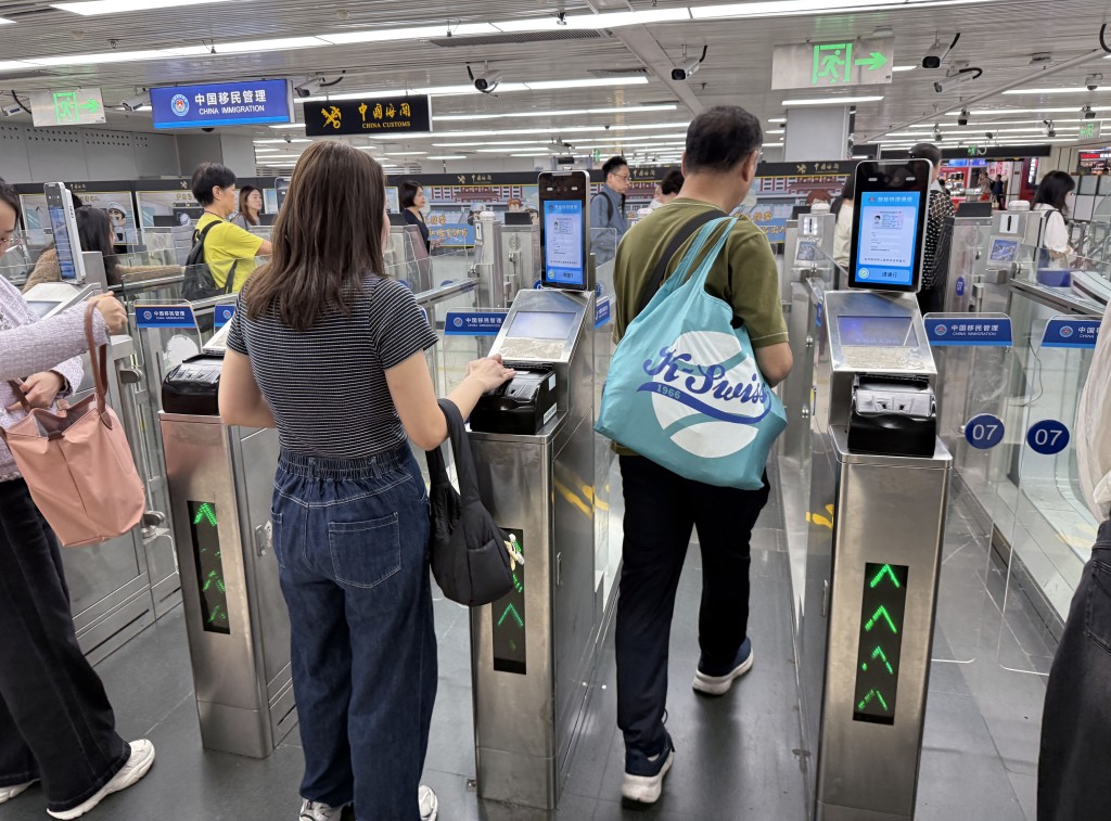 皇崗口岸提供二十四小時全天候服務。