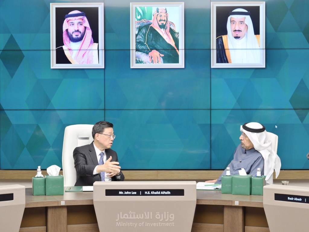 行政長官李家超在沙特阿拉伯利雅得與沙特阿拉伯投資大臣Khalid Al-Falih（右）會面。