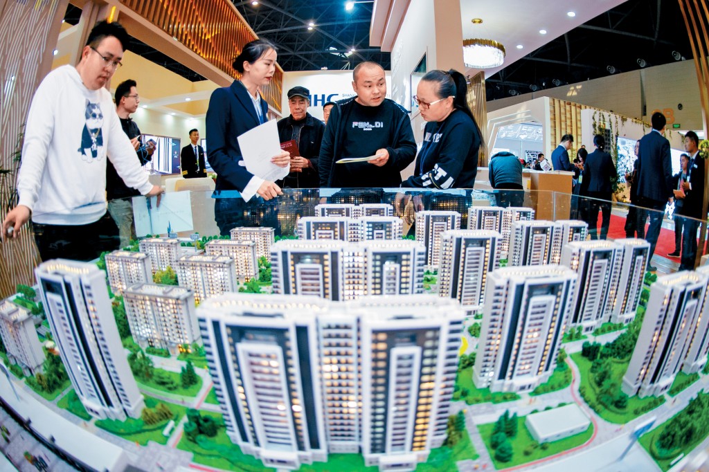 昨日的政治局會議首次提到要「促進房地產市場止跌回穩」,對商品房建設要嚴控增量、優化存量、提高質量。
