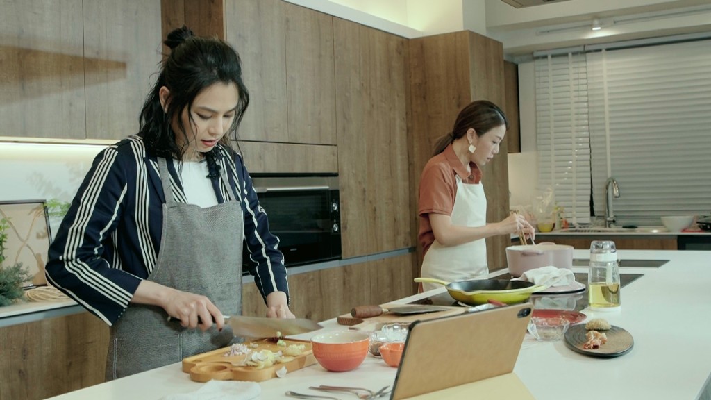 Gin Lee於節目中挑戰煮中菜「雪耳百合蒸雞飯」。