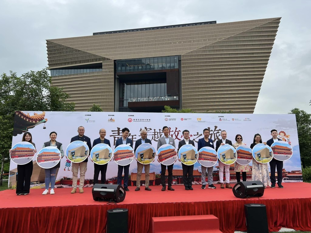 香港政協青年聯會在香港故宮文化博物館外的大草坪辦「慶回歸·我愛故宮」繪畫比賽。陸瀚民fb