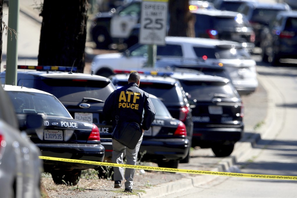 枪击案发生后，一名警官正前往喷泉街的一所学校。AP