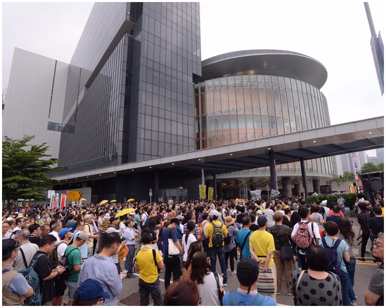 隊頭抵達立法會示威區。