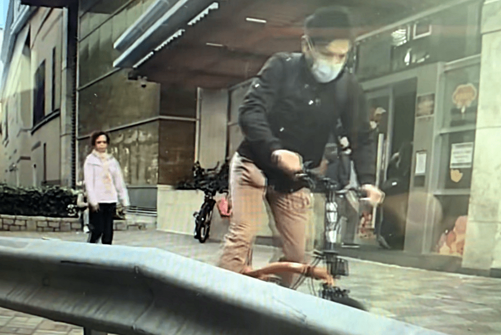 口罩賊偷走單車。網圖