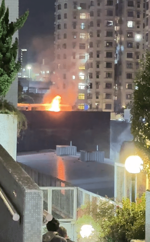 杏花新城商場平台發生火警。網上片段截圖