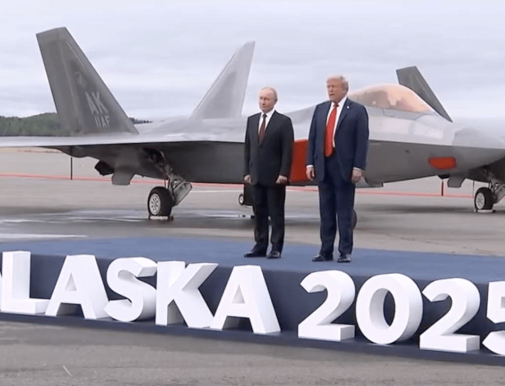 特朗普與普京在佈景台上合照。直播截圖 特朗普與普京在佈景台上合照。直播截圖