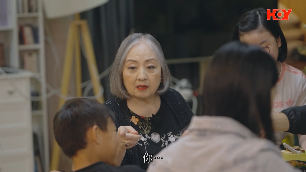 盧宛茵在飯桌上重現劇中的嚴厲形象,與孫兒們開玩笑。 盧宛茵在飯桌上重現劇中的嚴厲形象,與孫兒們開玩笑。