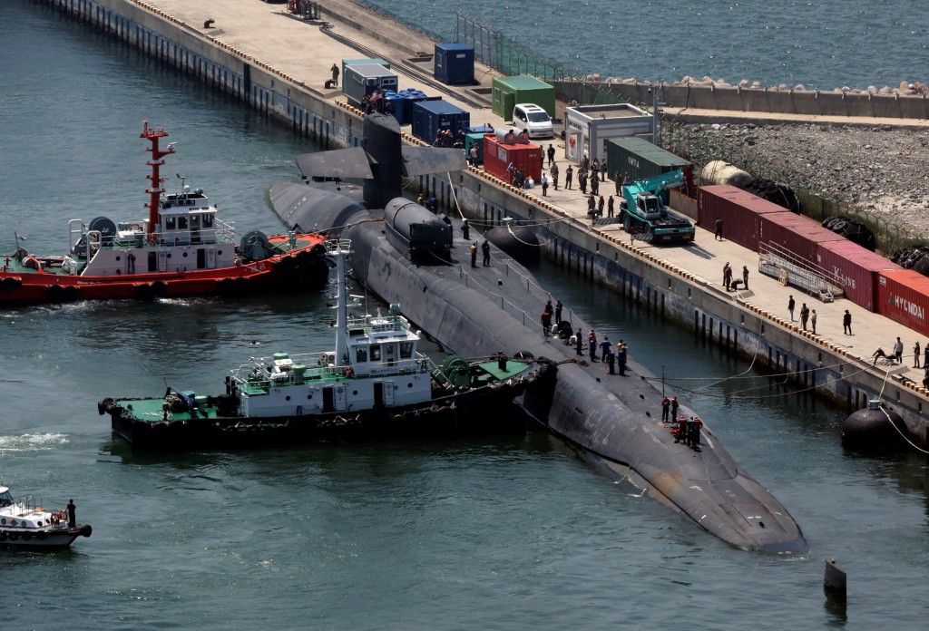 美军核动力潜艇「密歇根」号，周五停靠南韩釜山作战基地。路透社