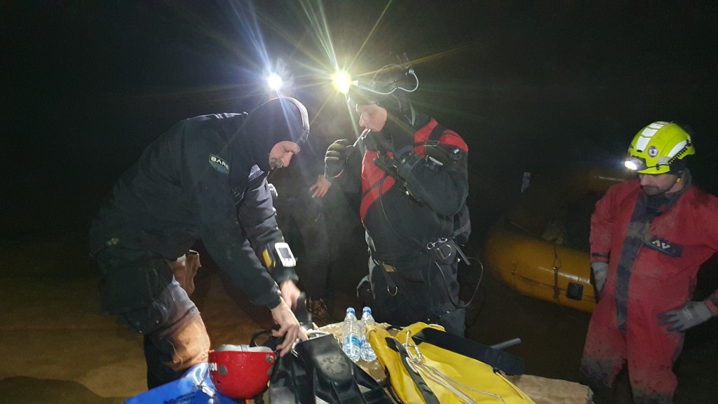 洞穴救援专家正于斯洛文尼亚「克里兹纳洞穴」，拯救5名受困游客。Facebook