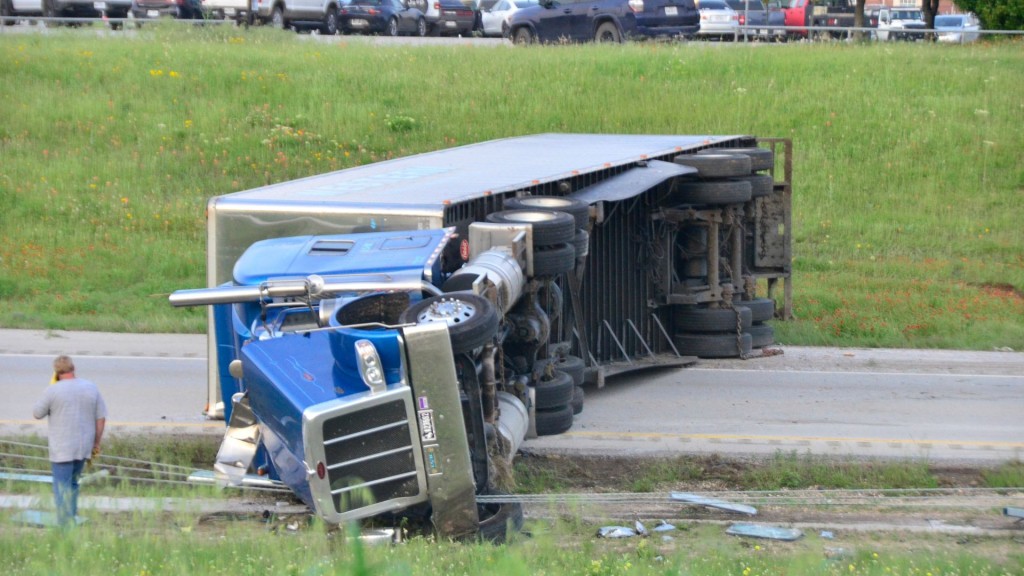 德州硬幣車翻側導致交通癱瘓12小時。 美聯社 德州硬幣車翻側導致交通癱瘓12小時。 美聯社