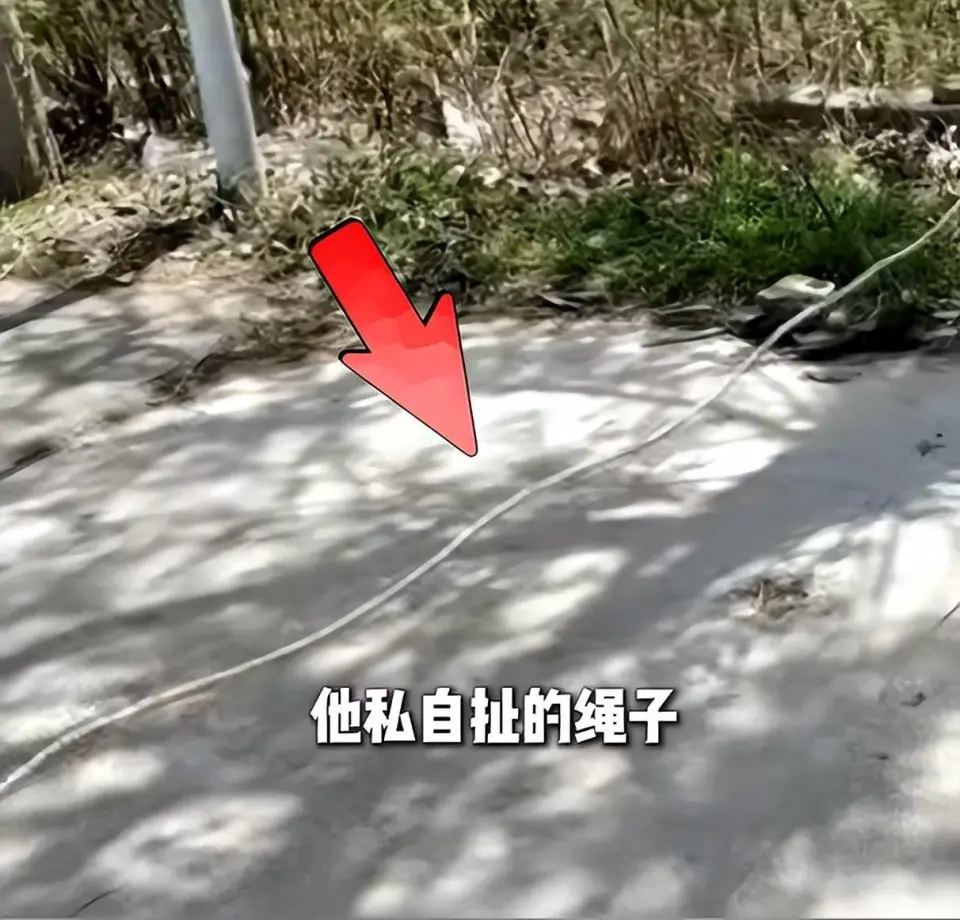 老人私拉繩索。 老人私拉繩索。