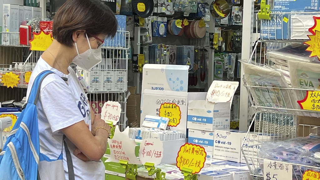 疫情持續,市民要購買防疫物資,支出大增。資料圖片