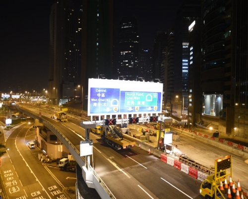 林士街天橋東行裝四個新路牌。