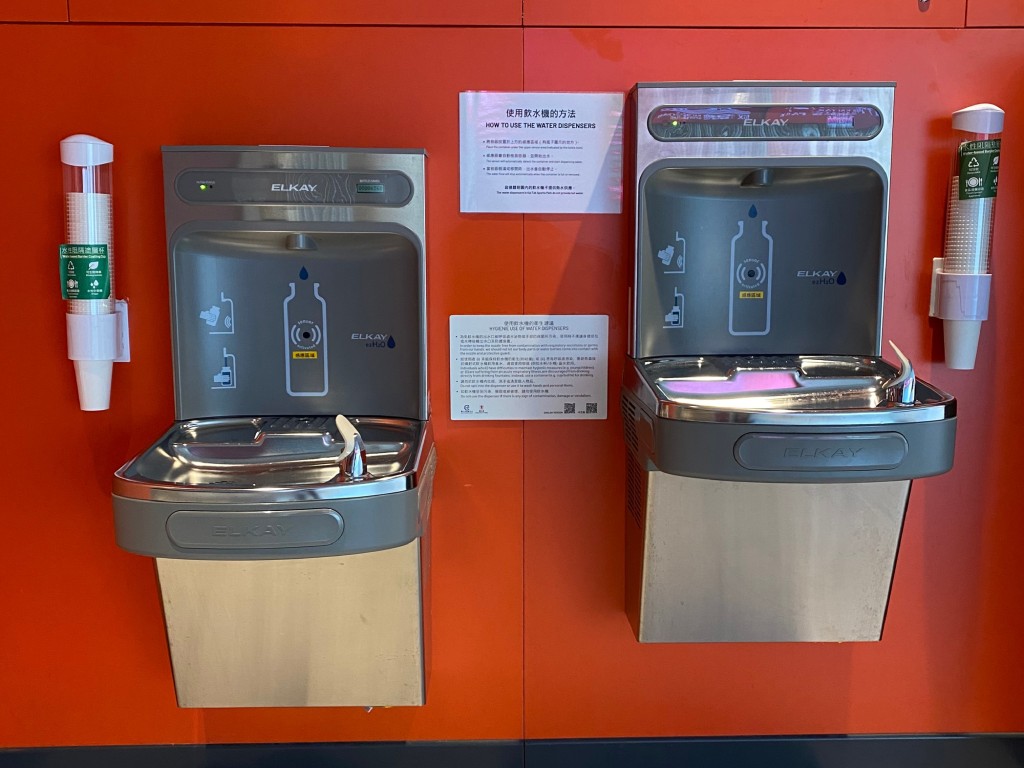 場館內設多部飲水機，為訪客提供經過濾及紫外光消毒的飲用水，確保安全、安心。啟德體育園