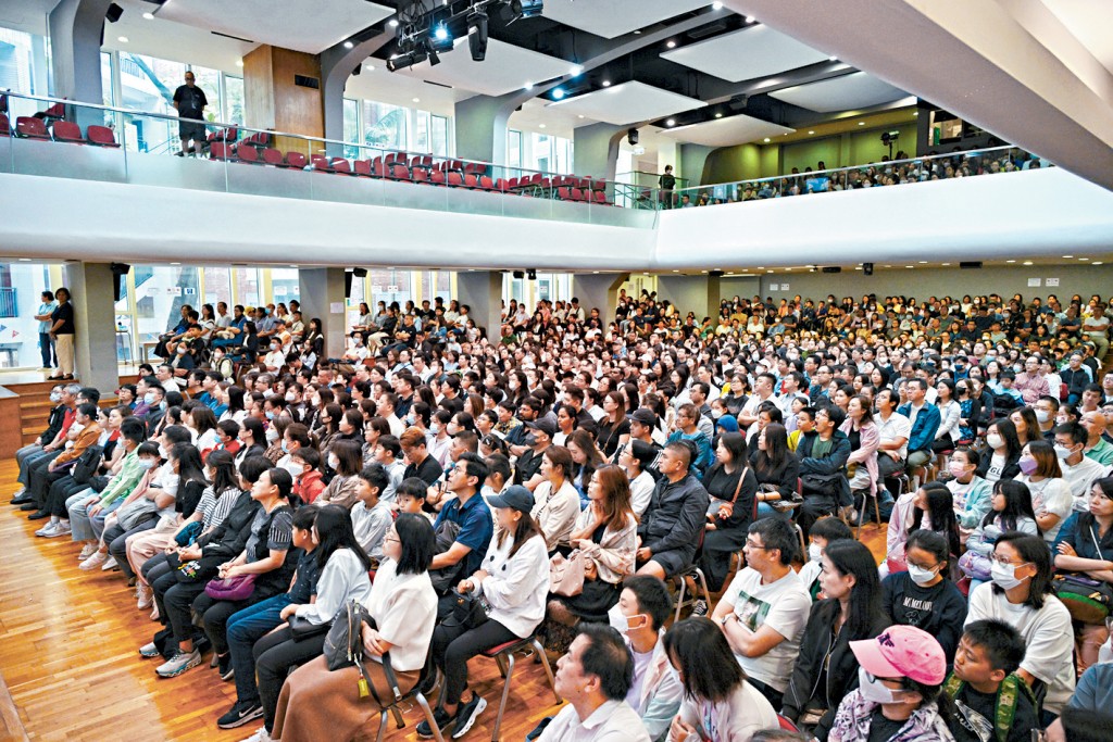 聖保羅男女中學舉行中一入學簡介會，家長學生到場「取經」。