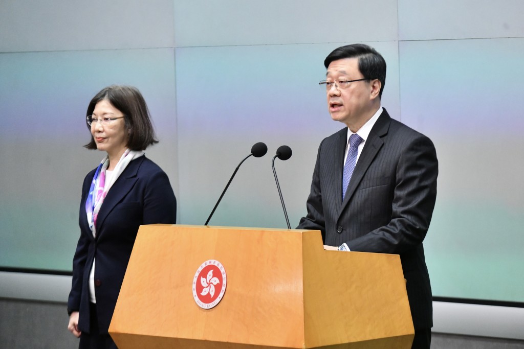 李家超與新任政制及內地事務局局長謝小華見傳媒。盧江球攝 李家超與新任政制及內地事務局局長謝小華見傳媒。盧江球攝