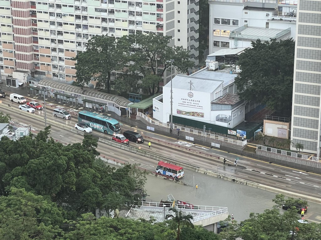 龍翔道往觀塘近彩虹邨水浸。fb馬路的事 (即時交通資訊台)  圖片