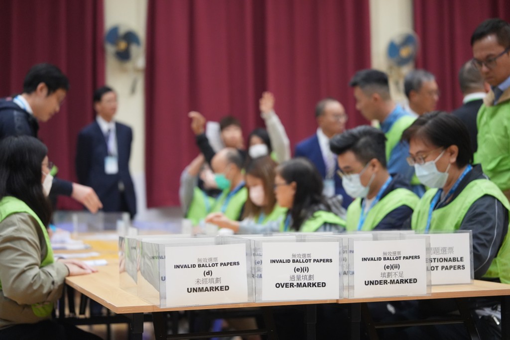 地區委員會界別選舉開始點票。劉駿軒攝
