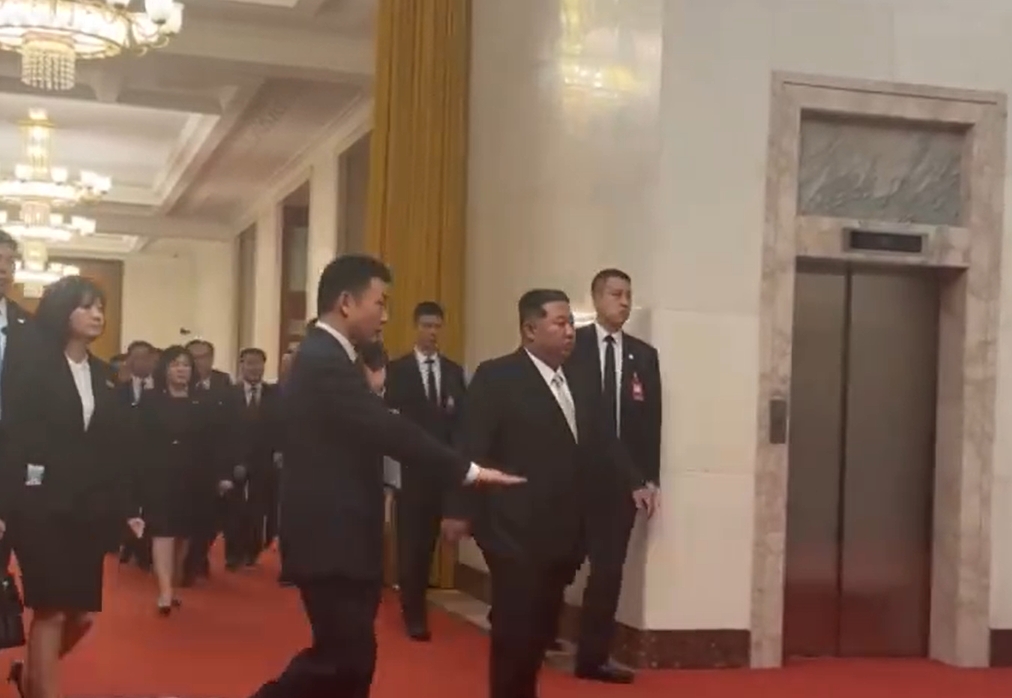 金正恩抵達人民大會堂。 央視截圖 金正恩抵達人民大會堂。 央視截圖