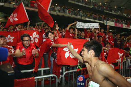 賽後港隊球員答謝球迷支持。圖為後衛李志豪。 賽後港隊球員答謝球迷支持。圖為後衛李志豪。