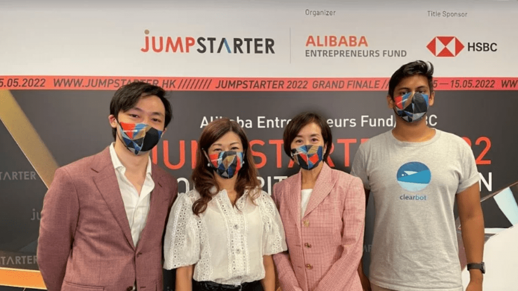 (左起)優勝隊伍代表Gense Technologies聯合創辦人陳柏衡、滙豐香港工商金融中小企業主管王海珍、阿里巴巴香港創業者基金執行董事周駱美琪及Open Ocean Engineering聯合創辦人Sidhant Gupta。