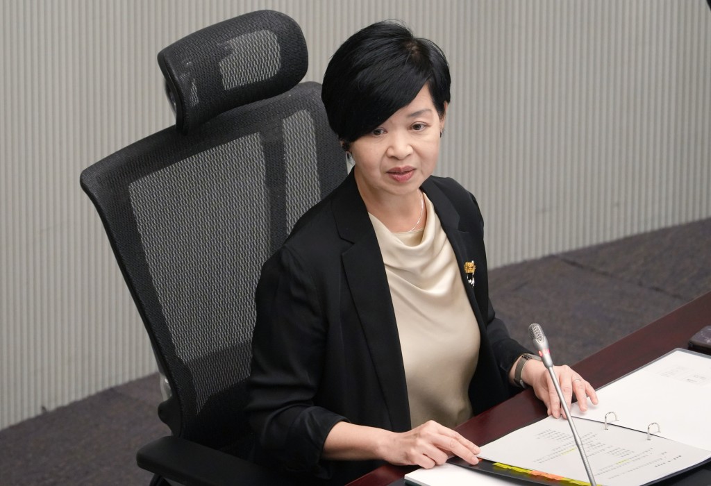 何永賢稱皇后山邨及山麗苑安裝過濾網後水質已大幅改善。吳艷玲攝 何永賢稱皇后山邨及山麗苑安裝過濾網後水質已大幅改善。吳艷玲攝