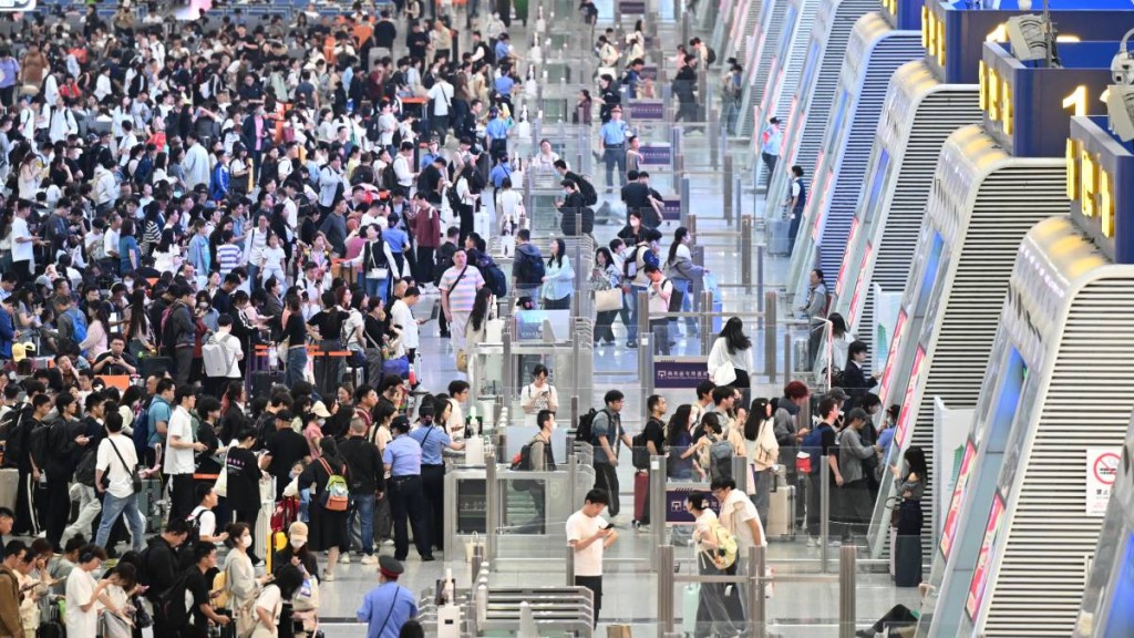 旅客在杭州東站候車、檢票。中新社 旅客在杭州東站候車、檢票。中新社