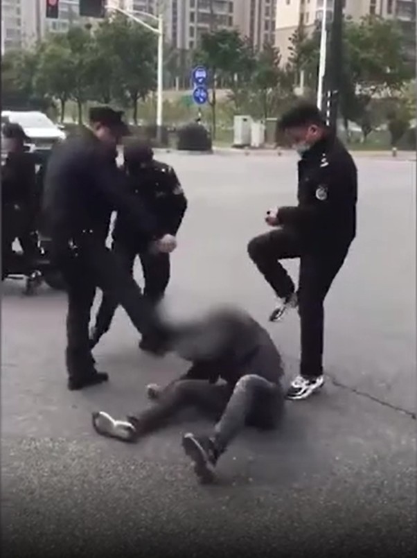 3名城管涉嫌在街上毆打商販被解聘。影片截圖