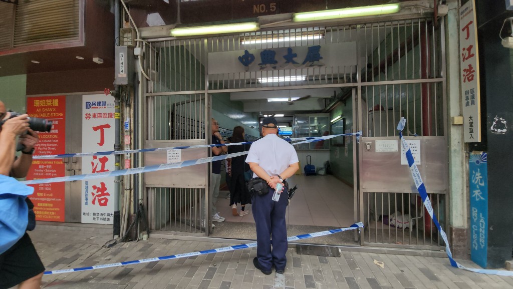 警方疏散附近大廈居民。 警方疏散附近大廈居民。