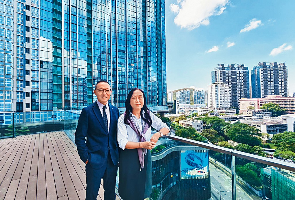 長實郭子威（左）表示，Blue Coast II昨日招標連沽2伙。旁為楊桂玲。