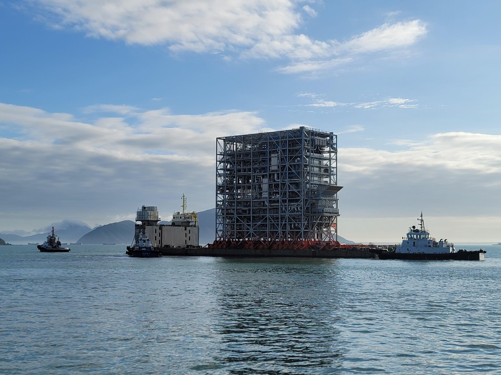 環境保護署在位於石鼓洲外海人工島興建本港首座處理都市固體廢物的轉廢為能設施（I·PARK1），當中在珠海預製的首個重約六千公噸的巨型機電設備組件經水路已運抵香港。圖示該組件從珠海出發運往香港。（政府新聞處）