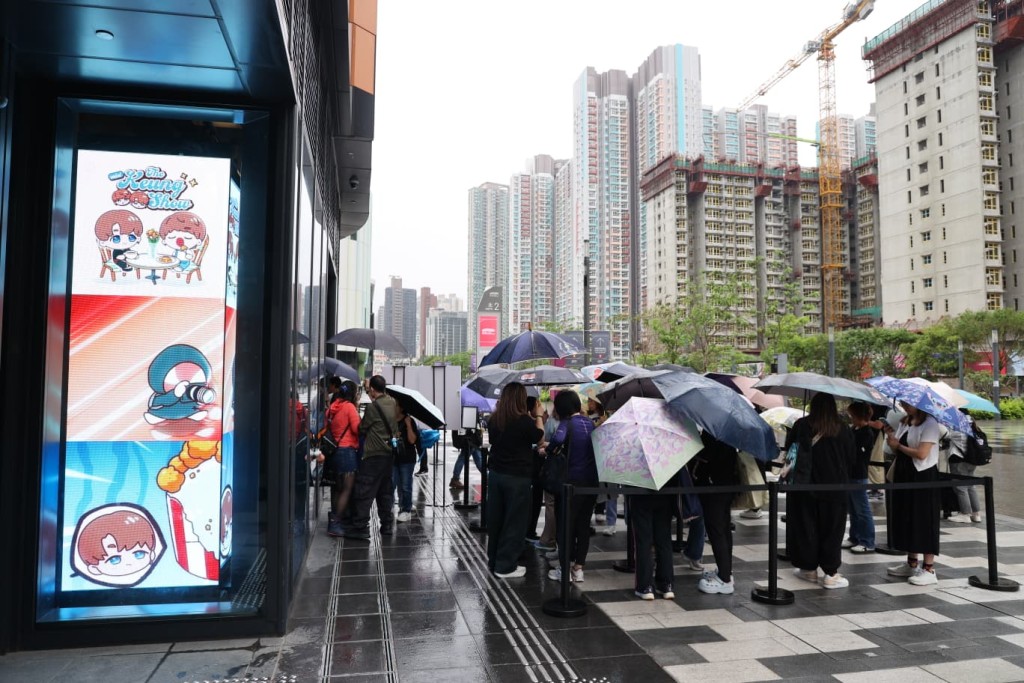 大批「姜糖」一早冒着微雨排隊，準備入場。