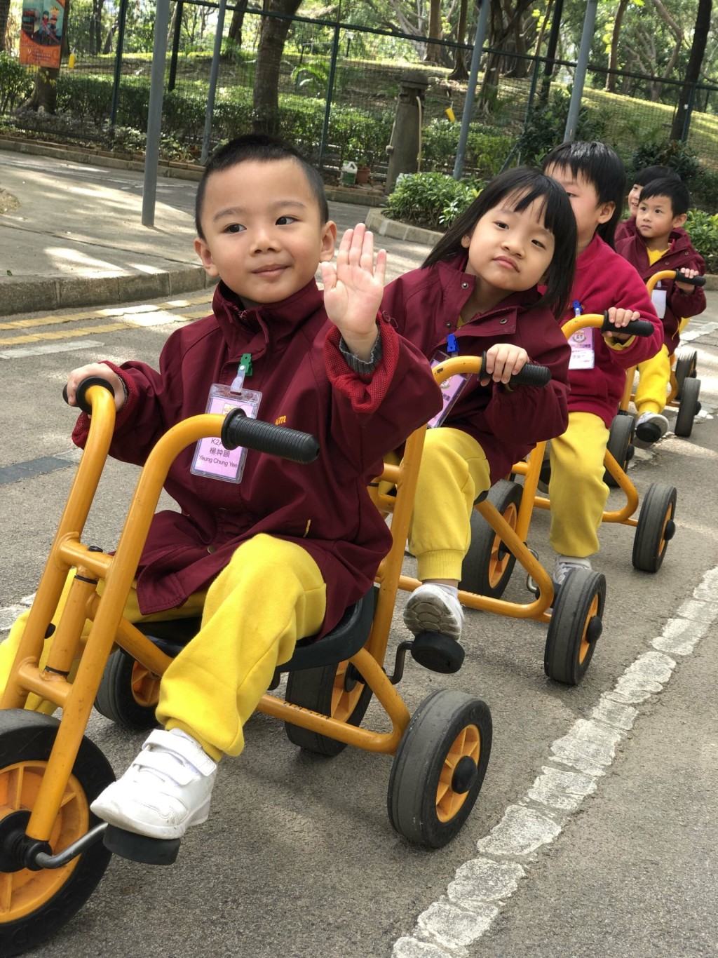 參觀交通安全城，學生在模擬道路環境中學習正確的道路安全意識。（圖片來源：《親子王》）