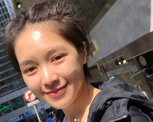 Cecilia对自己信心十足，素颜玩自拍！