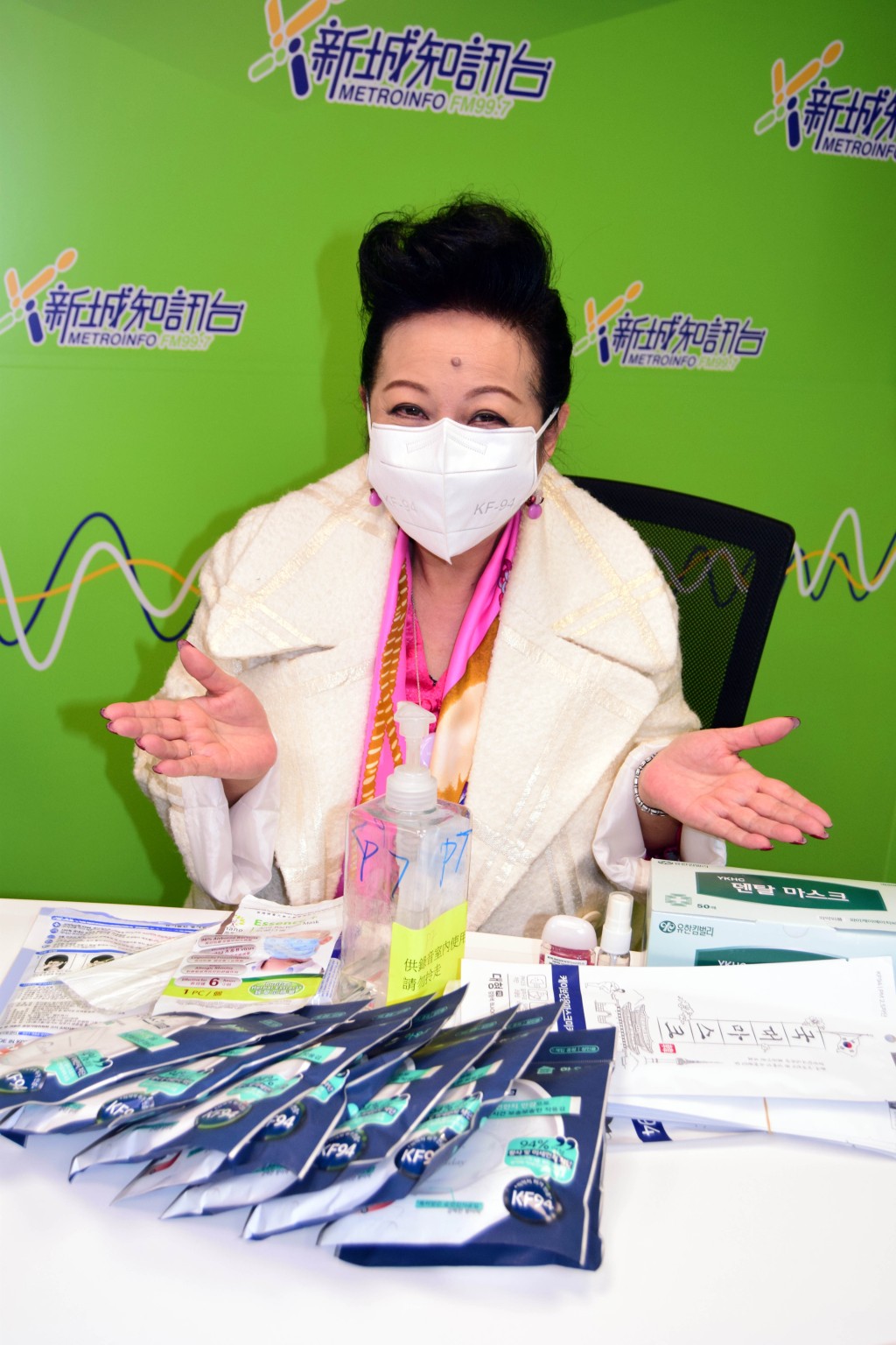 重裝防疫家燕姐展示大量口罩、消毒用品,防疫裝備十足,男友都唔使擔心。