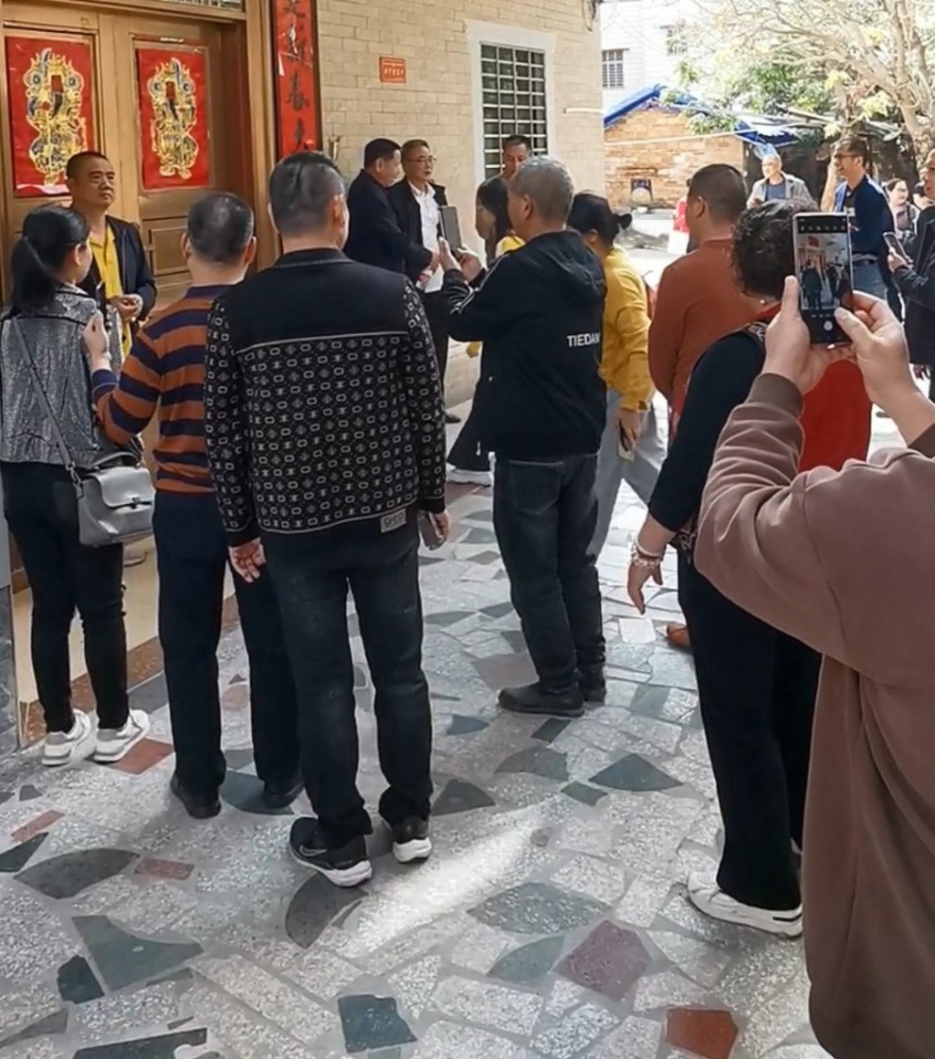 梁文鋒老家門口成民眾打卡點。