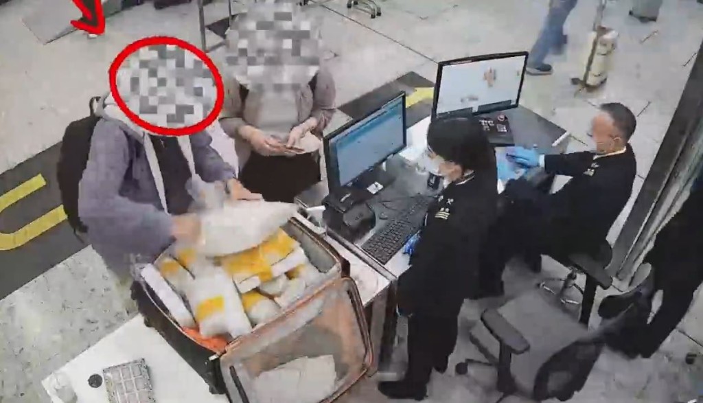 外籍客在西九龙站由内地出境时被发现企图走私古董钱币及古生物化石。海关发布