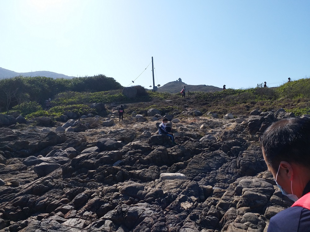 島上的岩石經過風浪長年侵蝕， 外形變得嶙峋。