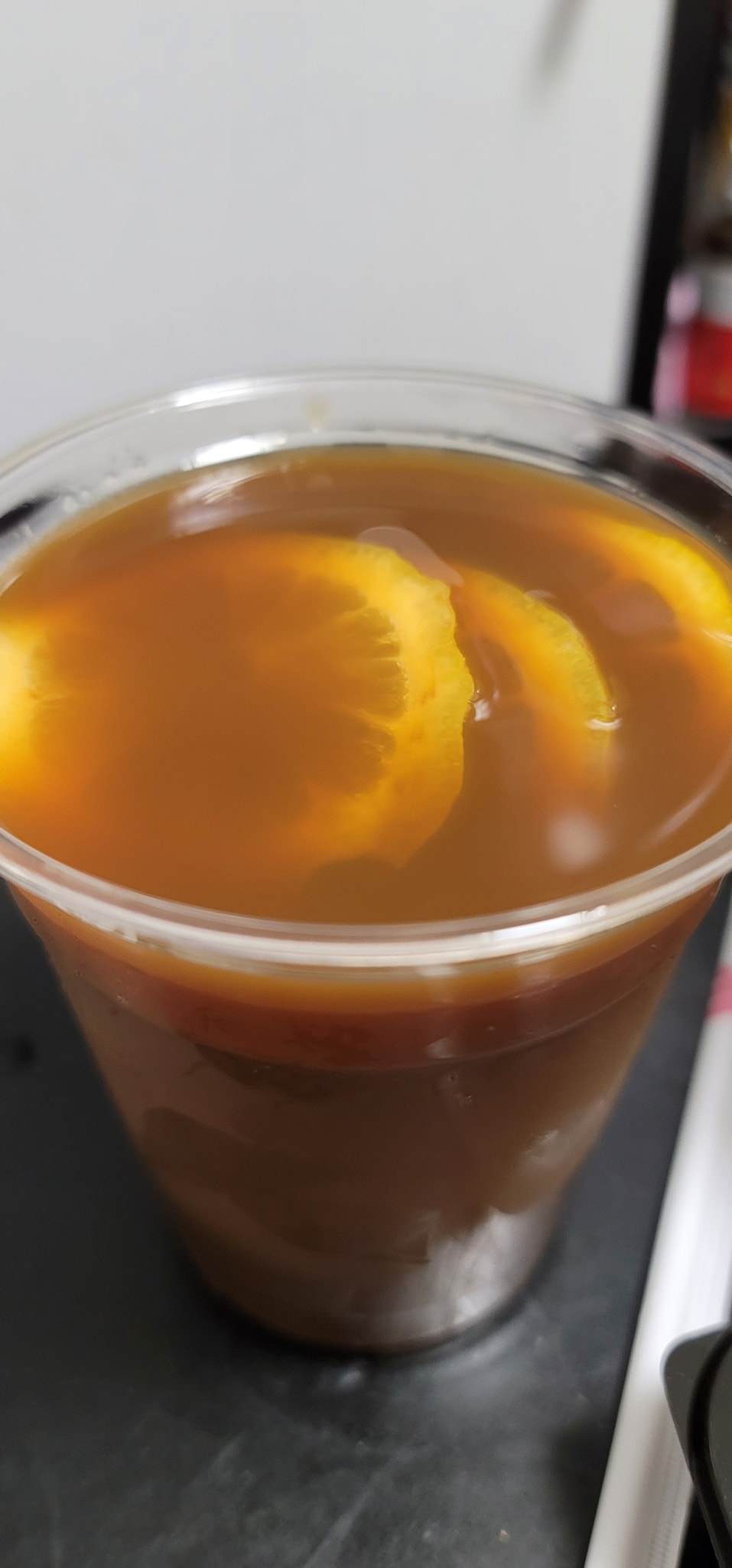 茶色極深兼混濁，只能隱約看到漂浮在面的檸檬片。（圖源：Facebook群組@大埔 TAI PO）