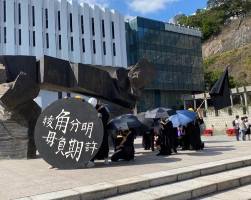 中大上月舉行網上畢業禮期間,近百人在校園內遊行。資料圖片