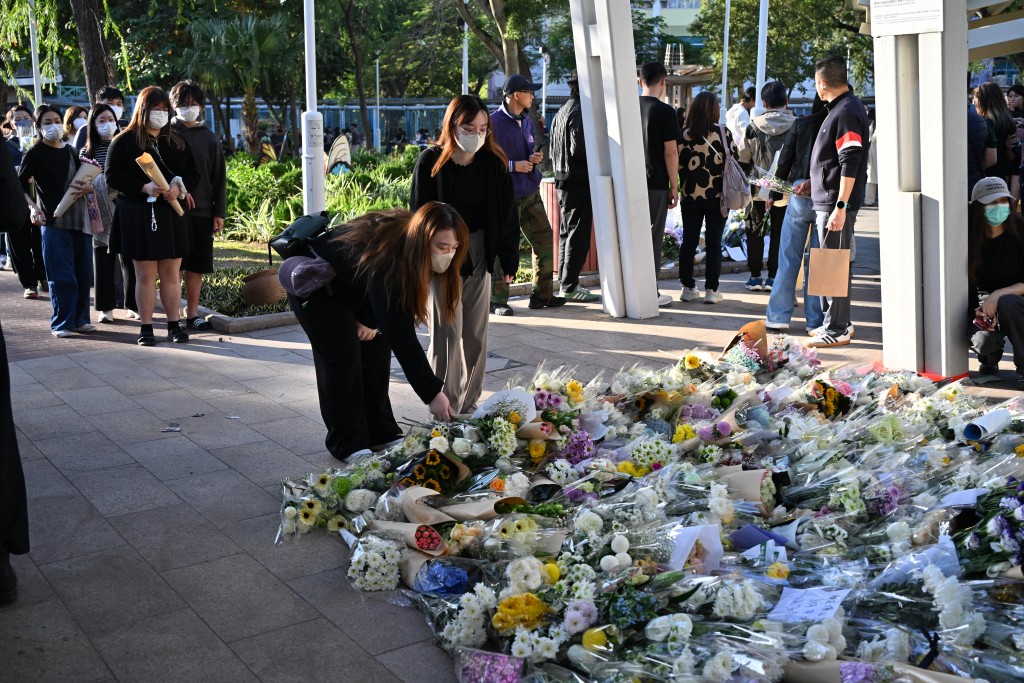 數百名市民今日到場獻花悼念死難者。