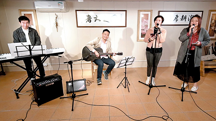 周浩鼎（左二）与党友Jam歌唱尽两岸三地。